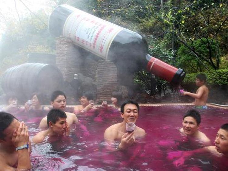 Begini Sensasi Mandi Anggur Merah di Jepang