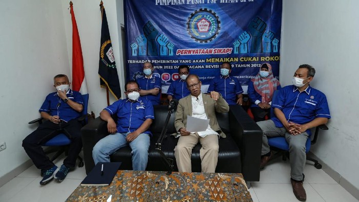 Federasi Serikat Pekerja Rokok Tembakau Makanan Minuman Serikat Pekerja Seluruh Indonesia (FSP RTMM-SPSI) menolak kenaikan tarif cukai rokok.