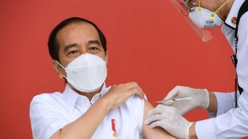 Setelah berjuang dan bertahan dalam pandemi COVID-19, Indonesia resmi memulai proses vaksinasi nasional pada 13 Januari 2021. Presiden Joko Widodo menjadi orang pertama yang divaksin. (Foto: Biro Pers Sekretariat Presiden)