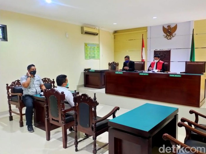 Kasus hiburan pernikahan anggota DPRD Kabupaten Pasuruan, Akhmad Mujangki yang memicu kerumunan masuk persidangan. Ayah Mujangki, Baidowi jadi terdakwa dalam sidang di PN Bangil.