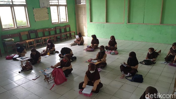 Siswa SDN di Serang belajar di lantai