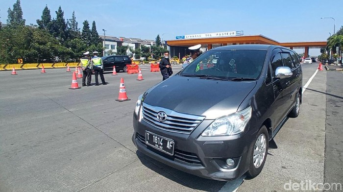 Pemkot Bandung dan kepolisian memberlakukan kebijakan ganjil genap mulai hari ini. Kebijakan ini diberlakukan di lima gerbang tol, salah satunya di GT Pasteur.