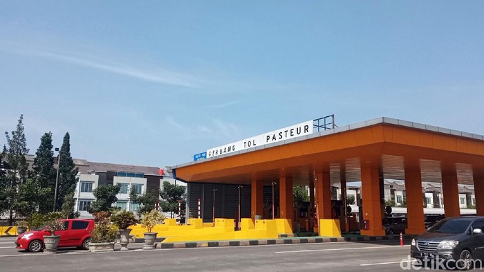 Pemkot Bandung dan kepolisian memberlakukan kebijakan ganjil genap mulai hari ini. Kebijakan ini diberlakukan di lima gerbang tol, salah satunya di GT Pasteur.