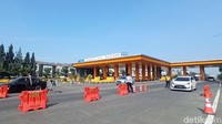 Kebijakan ganjil genap (gage) di Kota Bandung mulai diterapkan hari ini. Kendaraan yang pelat nomornya tak sesuai aturan diputarbalikan.