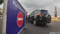 Arus kendaraan pun dibagi dua sesuai dengan ganjil genap plat nomor kendaraan. Untuk kendaraan berplat nomor ganjil dipersilakan melalui jalur puncak, sedangkan kendaraan berplat genap dialihkan. 