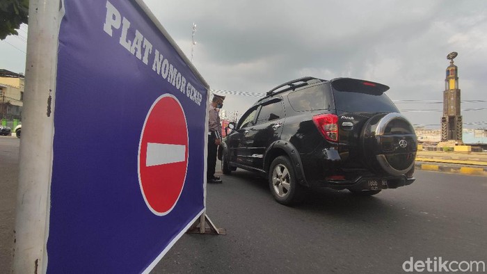 Suasana Uji Coba Gage di Kawasan Cianjur hingga Puncak Kabupaten Cianjur mulai melakukan uji coba sistem ganjil genap kendaraan bermotor di Jalur Puncak dari Cianjur-Bogor, Jawa Barat, Jumat (3/9) sore.