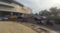 Hari pertama uji coba penerapan ganjil genap pun tampak menimbulkan kemacetan parah di sejumlah ruas protokol, seperti di ruas Jalan Dr Muwari dan di Jalan KH Abdullah bin Nuh yang merupakan jalur menuju cek point penerapan ganjil genap. 