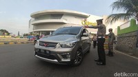 Berdasarkan pantauan detik.com, ganjil genap dengan cek pintu pemeriksaan di bundaran tugu lampu gentur Cianjur dilakukan sekitar pukul 16.00 WIB.