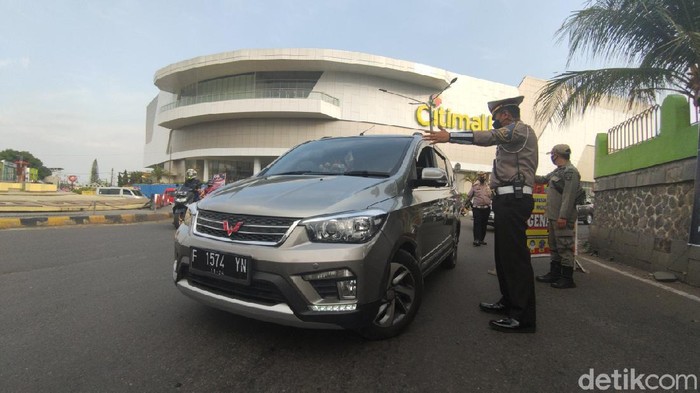 Kabupaten Cianjur mulai melakukan uji coba sistem ganjil genap kendaraan bermotor di Jalur Puncak dari Cianjur-Bogor, Jawa Barat, Jumat (3/9) sore.