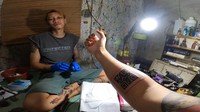 Adit mengaku mau divaksin dengan alasan kalau sudah vaksin semua, pariwisata bisa segera dibuka, meskipun dengan prokes yang ketat. Pria beranak satu itu adalah adalah salah satu pengelola persewaan alat snorkeling di Pantai Nglambor. (dok. Adhitya Putratama/Pribadi)