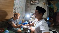 Selain sebagai pengingat pernah anti vaksin, tato barcode itu berguna juga untuk memudahkan pengecekan bukti vaksinasi. Adit mengaku memiliki kebiasaan buruk, yakni sering lupa. (dok. Adhitya Putratama/Pribadi)