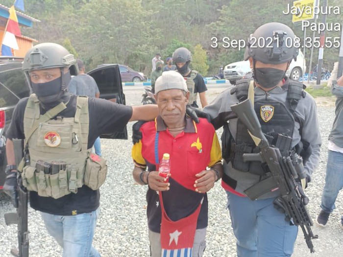 Terduga penyedia senpi untuk KKB Papua bernama Gigen Telenggeng ditangkap. Tiga pucuk M-16, 2 senpi rakitan dan tas berisi magasin disita. (dok istimewa)