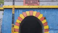 Suatu ketika, Nyi Sadea sedang berteduh di mulut terowongan sambil menunggu hujan reda. Konon, Nyi Sadea tiba-tiba memasuki terowongan. Katanya, ada yang memanggil namanya. Nyi Sadea kemudian berjalan memasuki terowongan untuk mendekati sumber suara. Namun, sejak itu Nyi Sadea menghilang. (Ismet Selamet/detikTravel)