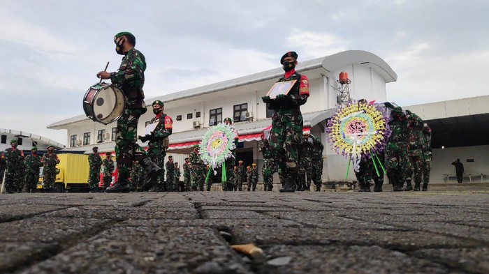 Upacara militer sebelum memberangkatkan 2 jenazah prajurit TNI yang gugur di Maybrat, Papua Barat, ke rumah duka, Jumat (3/9/2021).