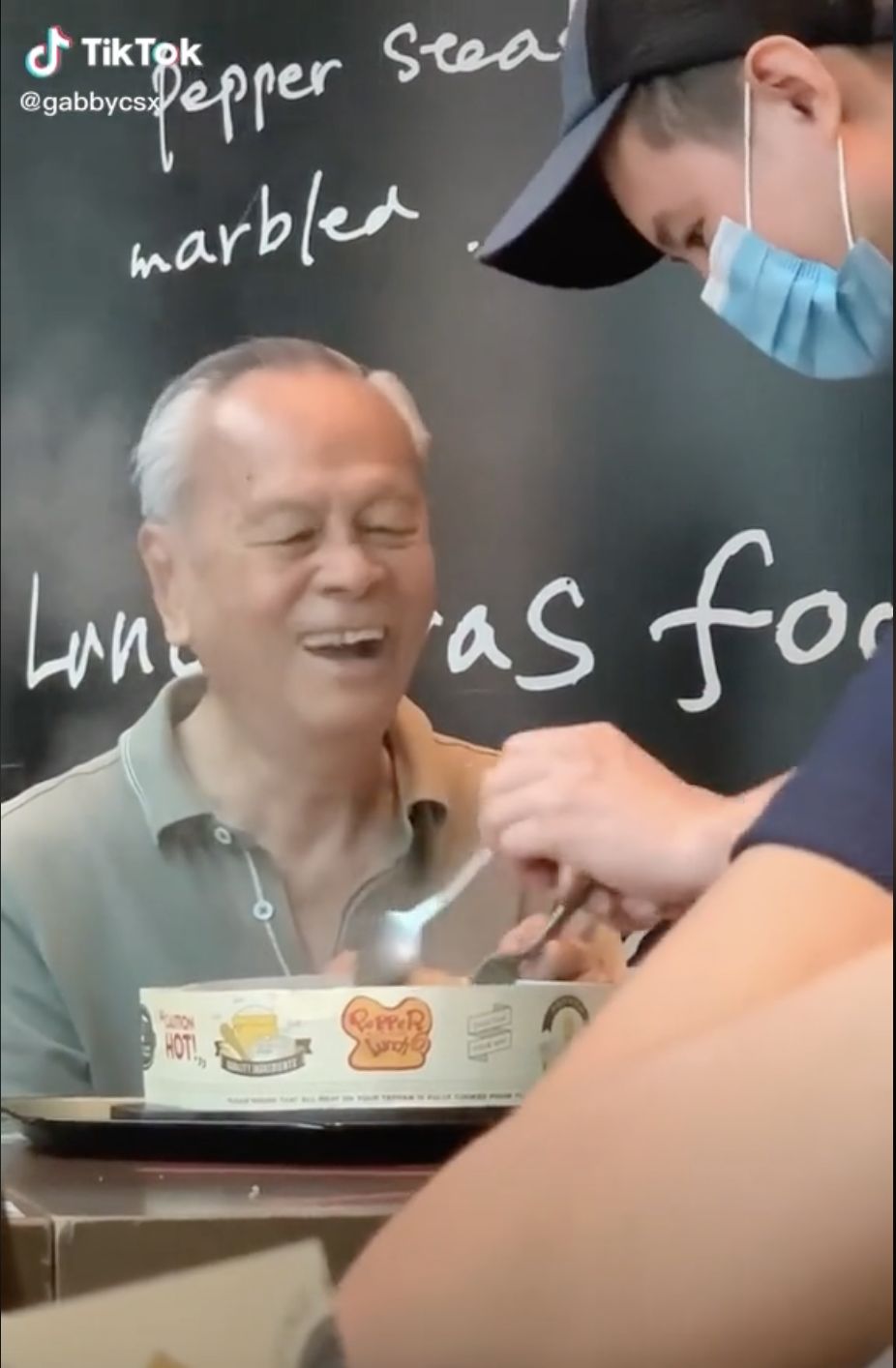 Viral Pegawai Resto Bantu Lansia Aduk Makanan, Dibalas dengan Senyum Lebar!
