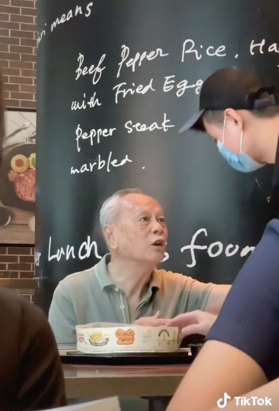 Viral Pegawai Resto Bantu Lansia Aduk Makanan, Dibalas dengan Senyum Lebar!