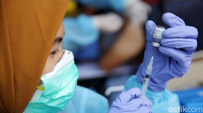 PMI menggelar vaksinasi COVID-19 kepada warga di Kota Bekasi. Sebanyak 1000 dosis vaksin Pfizer disuntikkan kepada warga masyarakat hari ini.