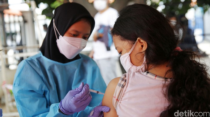 PMI menggelar vaksinasi COVID-19 kepada warga di Kota Bekasi. Sebanyak 1000 dosis vaksin Pfizer disuntikkan kepada warga masyarakat hari ini.