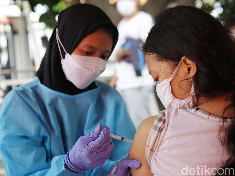 Warga Bekasi Antusias Divaksin Pfizer