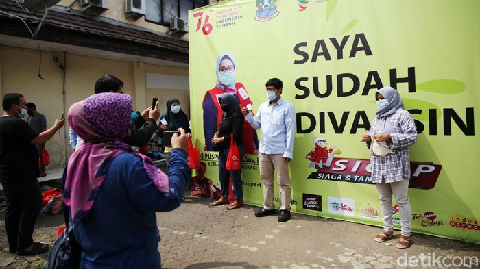 PMI menggelar vaksinasi COVID-19 kepada warga di Kota Bekasi. Sebanyak 1000 dosis vaksin Pfizer disuntikkan kepada warga masyarakat hari ini.