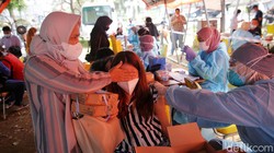 PMI menggelar vaksinasi COVID-19 kepada warga di Kota Bekasi. Sebanyak 1000 dosis vaksin Pfizer disuntikkan kepada warga hari ini.