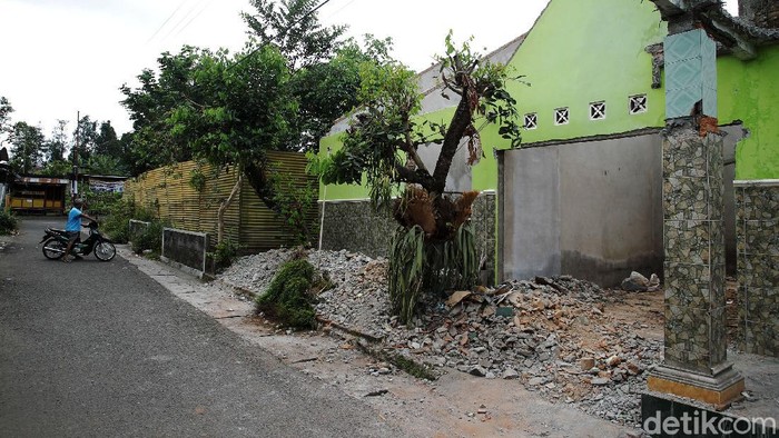 Warga Bongkar Sendiri Rumah yang Terdampak Proyek Tol Yogya-Bawen Warga Sleman melakukan pembongkaran rumah yang terdampak proyek tol Yogya-Bawen. Pembongkaran dilakukan setelah menerima ganti rugi atas tanah dan bangunan.