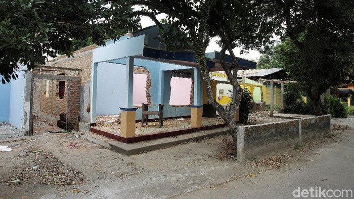 Warga Sleman melakukan pembongkaran rumah yang terdampak proyek tol Yogya-Bawen. Pembongkaran dilakukan setelah menerima ganti rugi atas tanah dan bangunan.