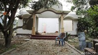 Saat ini warga hanya membongkor kusen rumah. Sementara dinding bangunan masih belum dibongkar.