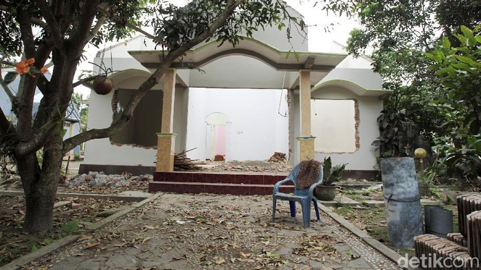 Warga Bongkar Sendiri Rumah yang Terdampak Proyek Tol Yogya-Bawen Warga Sleman melakukan pembongkaran rumah yang terdampak proyek tol Yogya-Bawen. Pembongkaran dilakukan setelah menerima ganti rugi atas tanah dan bangunan.