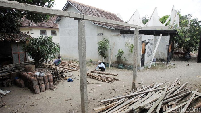 Warga Bongkar Sendiri Rumah yang Terdampak Proyek Tol Yogya-Bawen Warga Sleman melakukan pembongkaran rumah yang terdampak proyek tol Yogya-Bawen. Pembongkaran dilakukan setelah menerima ganti rugi atas tanah dan bangunan.
