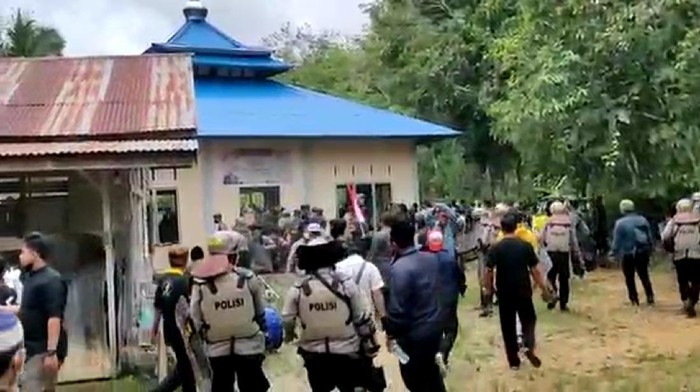 Warga rusak masjid Ahmadiyah di Sintang, Kalbar (dok. Istimewa)