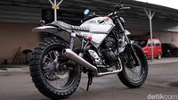 Jok Yamaha MT-25 yang seyogyanya tampil sedikit ‘nungguing’, dibuat datar untuk mengejar konsepnya yang Scrambler. Untuk bagian platform motornya, dibuat ramping dengan mengandalkan pipa besi seamless ukuran 3/4 inci. Foto: Muhammad Hafizh Gemilang