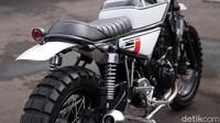 Donny menggantikan sok tunggal MT-25 dengan sok ganda agar tampil klasik. “Sok belakang ini pakai sok Endurance punya Royal Enfield Classic 500. Kita buatkan lower mounting untuk lengan ayunnya, karena lengan ayun MT-25 ini asimetris,” papar Donny. Foto: Muhammad Hafizh Gemilang