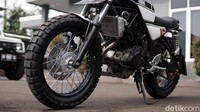 Untuk urusan kaki-kaki, Yamaha MT-25 Scrambler ini memang tampak sangat berotot. Alih-alih menggunakan pelek berbentuk ‘Y’ standarnya, Donny memilih menggunakan pelek jari-jari yang dibalut dengan ban Shinko Trail E-805. Foto: Muhammad Hafizh Gemilang