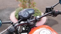 Lalu untuk urusan cockpit-nya, Donny sengaja mempertahankan instrumen kluster standar kepunyaan Yamaha MT-25. Ini bertujuan agar lebih mudah untuk melihat jika ada kendala pada motor. oto: Muhammad Hafizh Gemilang