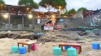 B Kafe di tepi pantai