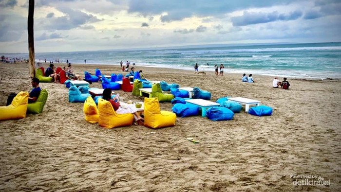 A Suasana sore di Pantai C anggu