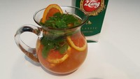 Buat penggemar teh, resep minuman segar ini pas untuk kamu contek. Teh hijau semakin nikmat dipadukan air jeruk navel dan air soda manis. Jangan lupa pelengkap daun mint supaya makin segar. Yuk intip resep minuman Summer Breeze ini. Foto: detikfood