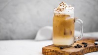 Minuman ini sedang tren di kafe. Namanya Iced Biscoff Latte yang memadukan selai Lotus Biscoff dengan air kopi hitam dan susu full cream. Cara bikinnya mudah, tinggal contek resep ini. Foto: iStock