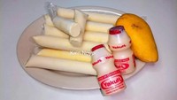 Mau nostalgia dengan jajanan es lilin? Yuk bikin es lilin rasa Yakult dan mangga yang asam segar ini. Bahan tambahannya ada krim segar dan susu evaporasi. Begini cara membuatnya. Foto: Mustsharenews