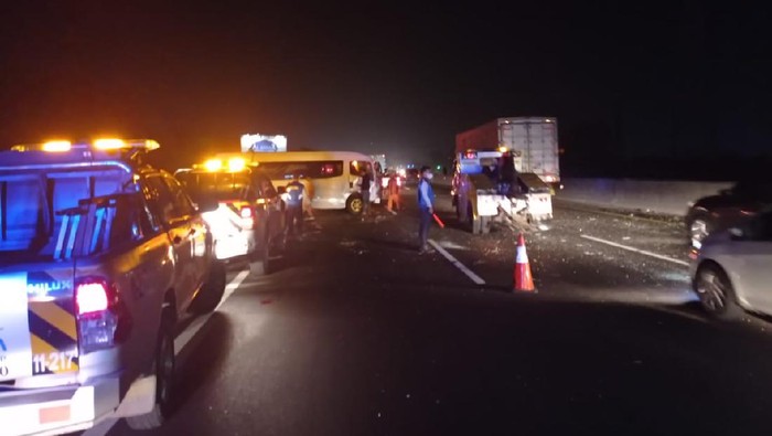 8 kendaraan terlibat kecelakaan beruntun di Tol Japek