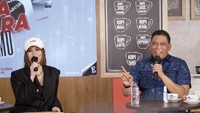 Acara santai, rileks, dan penuh canda itu juga turut dihadiri artis Indonesia lainnya bersama Direktur Jenderal Potensi Pertahanan Kemhan Mayjen TNI Dadang Hendra Yudha. Dalam perjalanan menembus panggung dunia itu, tak jarang Agnez menghadapi keraguang banyak pihak, termasuk dari dalam negeri yang sempat muncul di media-media yang ada di Indonesia.   