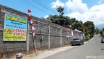 Foto Desa Wisata Ini Punya Ikon Gentong Raksasa!