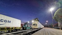 Saat ini rute yang tersedia masih melayani Surabaya - Jakarta, upaya untuk menambah rute yang dilayani akan terus dilakukan, mengikuti kebutuhan pelanggan. Jadwal keberangkatan kereta api logistik ini sudah terjadwal secara regular untuk kargo impor dengan jadwal closing pukul 17.00 WIB dan jadwal keberangkatan dari TPS setiap pukul 22.00 WIB. Foto: Dok. Terminal Petikemas Surabaya