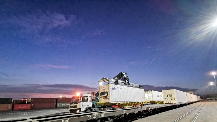 Angkutan logistik kereta api di Terminal Petikemas Surabaya