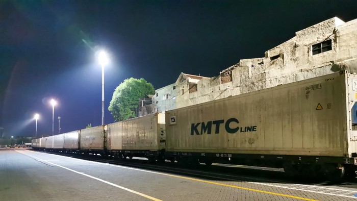Angkutan logistik kereta api di Terminal Petikemas Surabaya Angkutan logistik kereta api di Terminal Petikemas Surabaya