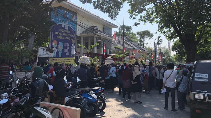 Antrean vaksinasi COVID di dekat Taman Merdeka, Jalan Juanda, Depok