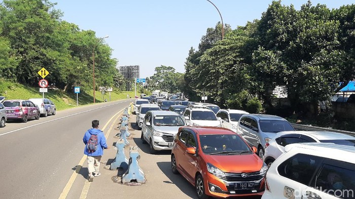 Arus lalin menuju Puncak Bogor macet akibat ganjil genap