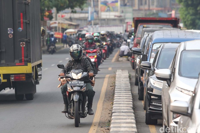 Meski berbahaya,  para pengguna sepeda motor berkendara melawan arah di Cinangka, Jalan Raya Parung, Depok, Jawa Barat, Sabtu (4/9/2021). Aksi nekat ini dilakukan karena macetnya jalanan.