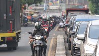 Menurut seorang pedagang dis ekitar area tersebut menyatakan bahwa aksi sepeda motor lawan arah kerap terjadi.